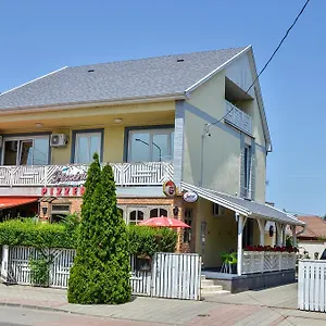 Vendégház Clock Cafe Pizzéria és 